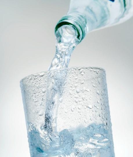 Frisches Wasser in gekühltem Glas
