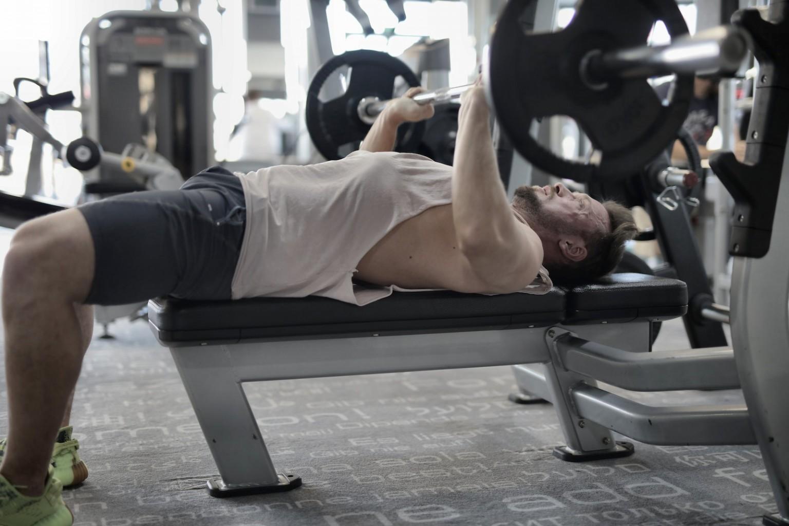 Brustpresse: Der ultimative Leitfaden für Brust-Workouts (und die besten Übungen für 2023 ...